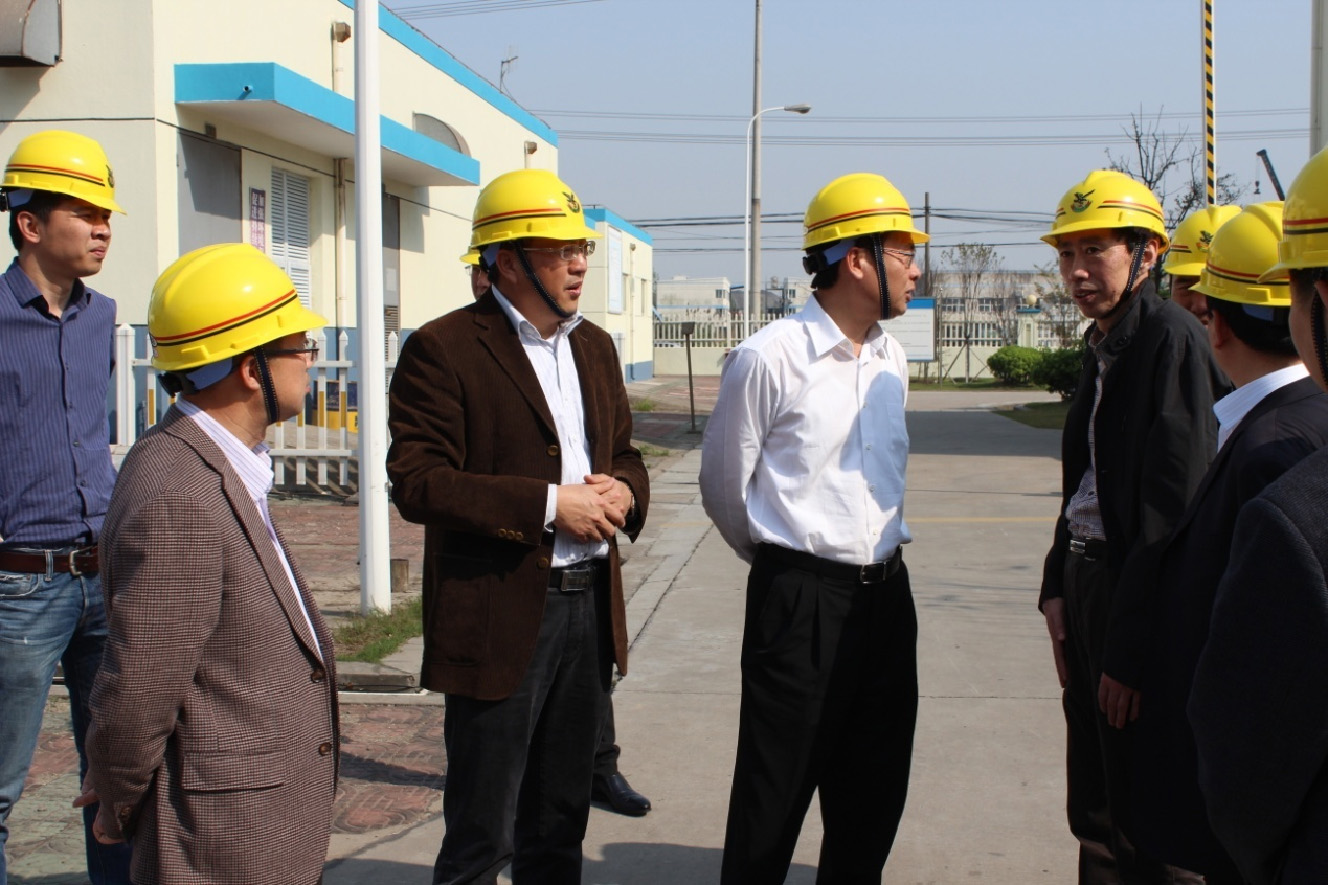 2015年4月22日，在張家港市副市長黃亞平、環(huán)保局局長黃鎮(zhèn)等領導的陪同下，張家港市市委書記姚林榮來華瑞視察工作，集團公司黨委書記路江和總經理張光耀接待了姚書記一行。