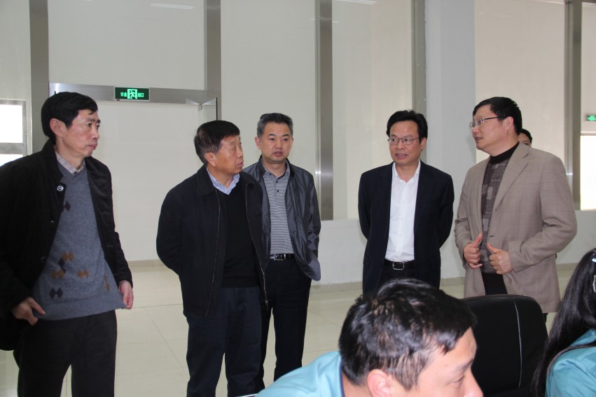 2015年4月16日下午，張家港市委書記姚林榮，市委常委、保稅區(qū)黨工委副書記、管委會副主任、金港鎮(zhèn)黨委書記卞東方等領導來華昌化工，就公司新項目進行調研。朱郁健、路江、胡波等領導陪同姚書記一行參觀了氣化主控室和多元醇主控室。